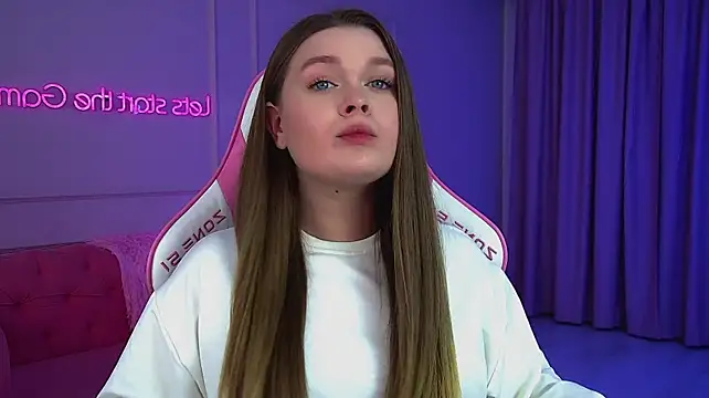 CrystalLyons' Live XXX Chat