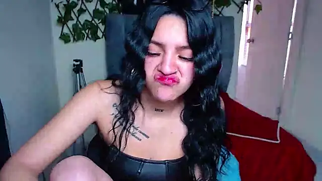 Онлайн чат XXX Violettasquirt