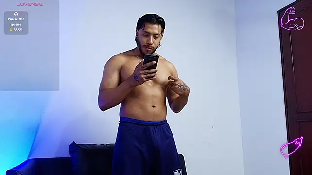 XXX chat uživo modela Troyy_lee1