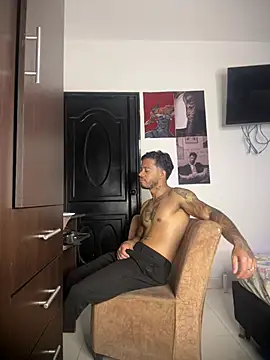 XXX chat uživo modela Enzomoretti__