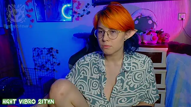 TrickyKitsune live XXX chat