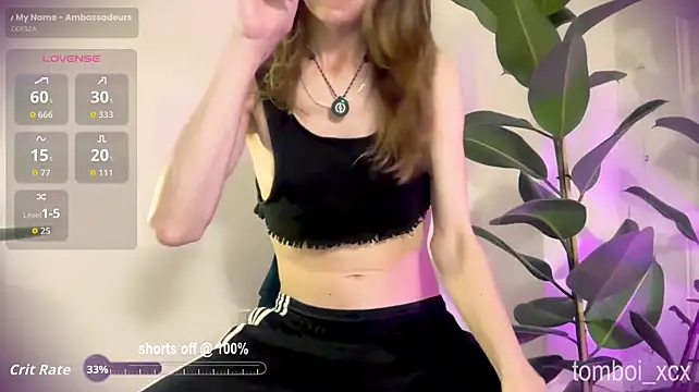 tomboi_xcx: διαδικτυακό σόου στην κάμερα