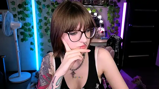 Lily_Arden Adlı Modelin Canlı XXX Sohbeti