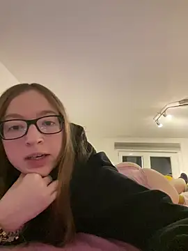 Chat +18 de Freaky-Doll ao vivo