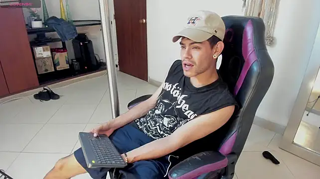 Lycan____ Live XXX Chat