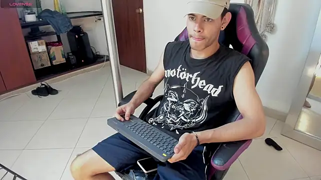 Lycan____ Live XXX Chat
