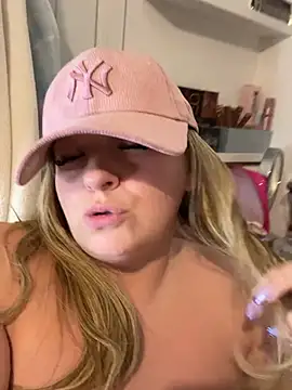 Chat XXX en directo de Poppyshaw_