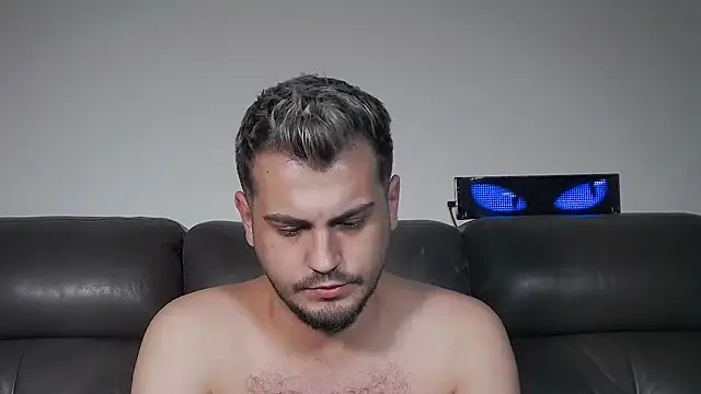 צ'אט XXX בשידור חי של CrazyDom1
