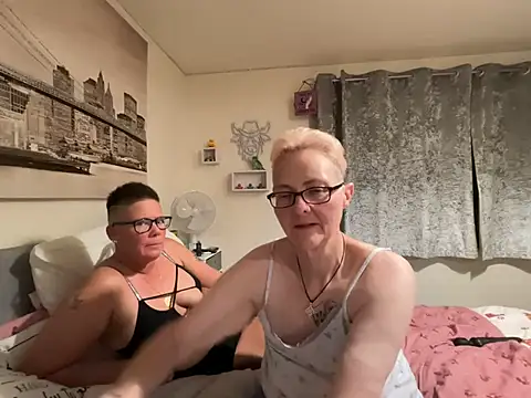 Curvy-Jinx Live XXX Chat