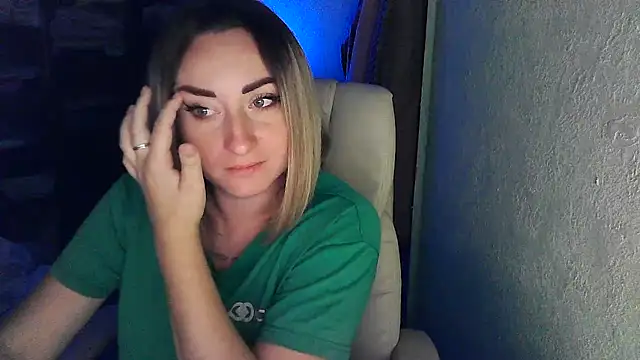 XXX chat uživo modela FoxyAnn12