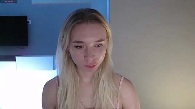 Chat +18 de Emily_Hartt ao vivo