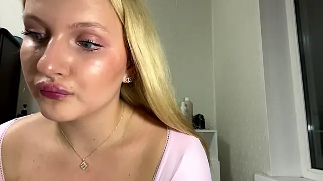 Jullyamidnes' Live XXX Chat