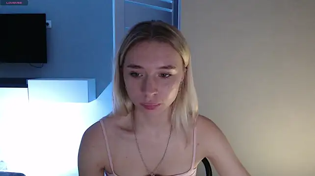 Emily_Hartt 라이브 XXX 채팅