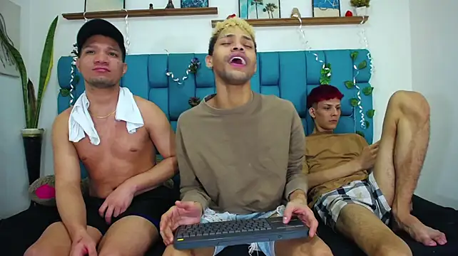 Chat +18 de Dirty3someGuys ao vivo