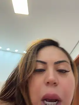 lariic Chat XXX live