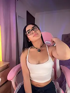 Emily-14 Adlı Modelin Canlı XXX Sohbeti