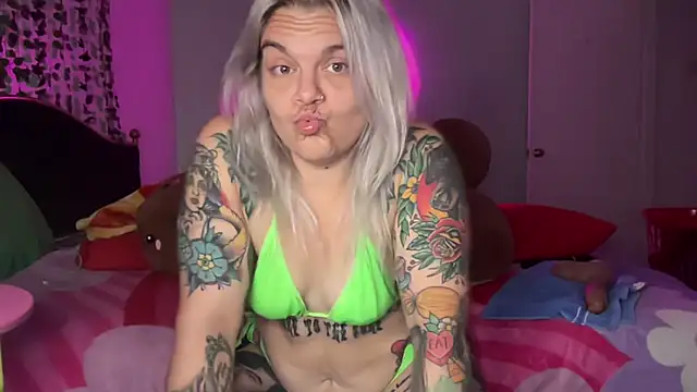 CherryBombBomb's Live XXX Chat