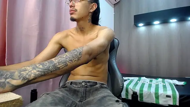 Chatroom XXX en direct de Tayson_Hot