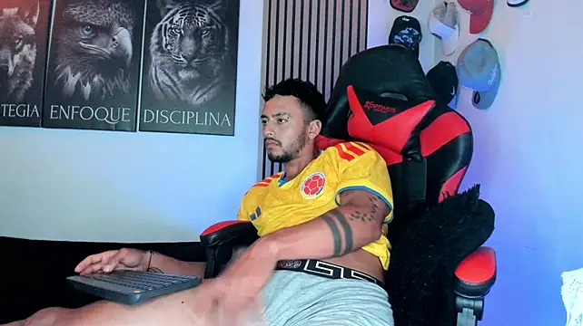 XXX chat uživo modela Dackson77