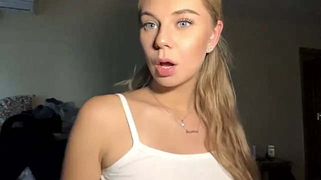 HoneysPieen Live XXX chat