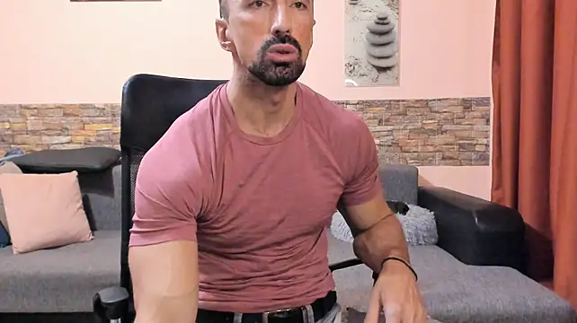 צ'אט XXX בשידור חי של HotHunkTrainer