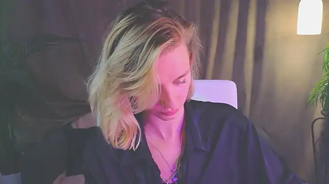 NoraMoreau's Live XXX Chat
