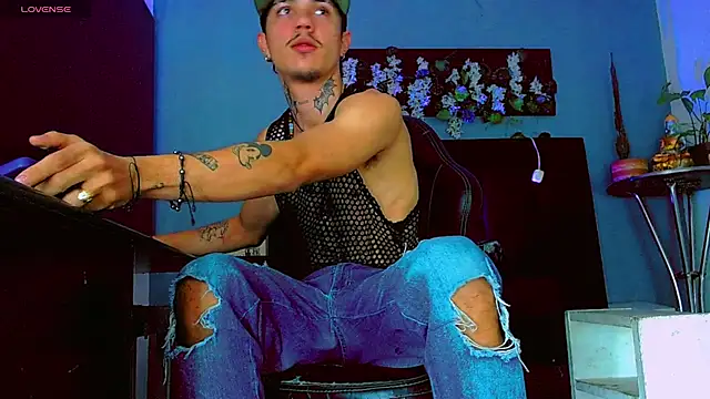 HannibalLester Adlı Modelin Canlı XXX Sohbeti