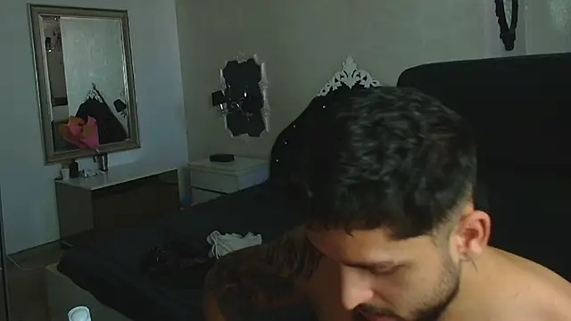 TroyWadee Chat XXX in diretta