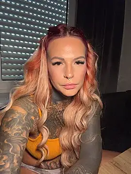 AileenInkOfficial Adlı Modelin Canlı XXX Sohbeti