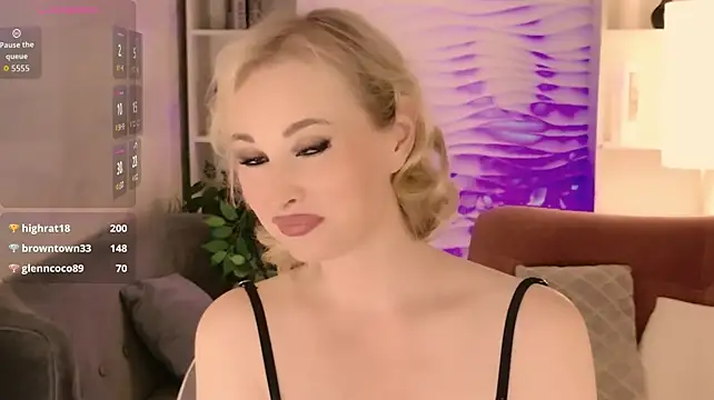 Sandra_Kind's Live Chat Room