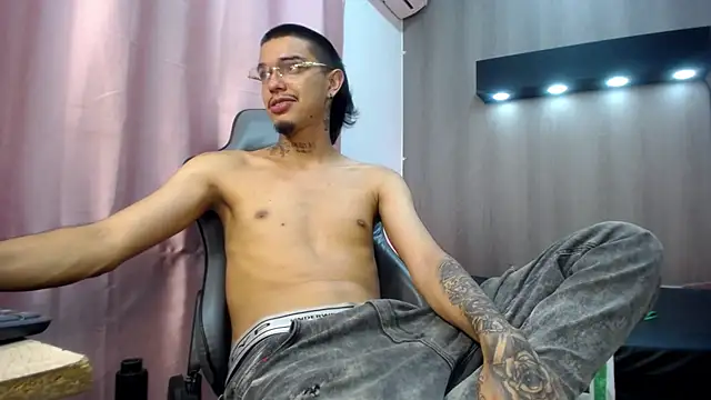 Tayson_Hot: онлайн-секс-чат