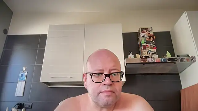 theitalianbear's Live Chat Room