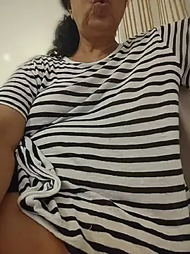 NakedMILFx Adlı Modelin Canlı XXX Sohbeti