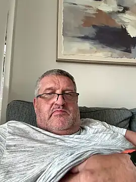 צ'אט XXX בשידור חי של Daddystrokes4u