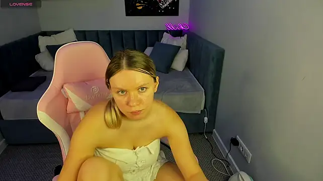 hloya_kiss' Live XXX Chat