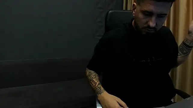 LoganStroud 现场XXX聊天