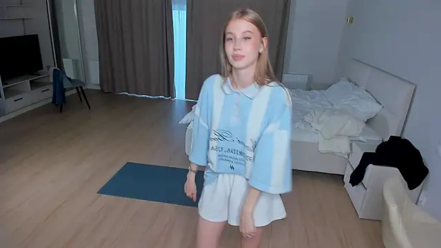 JunieAmert's Live XXX Chat