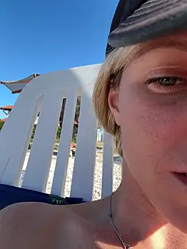 ChiaraLewis' Live XXX Chat