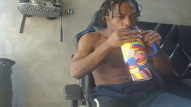 Larry-n-clouds' Live XXX Chat