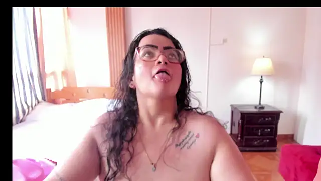 Chat +18 de Nayara-Rose ao vivo
