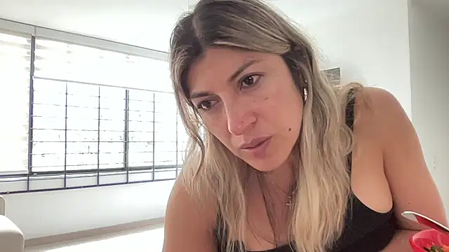LunaBeya's Live XXX Chat