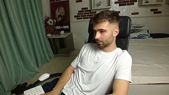 Онлайн чат XXX KyloEast