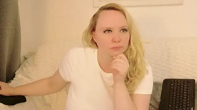 Sarah4you live XXX chat