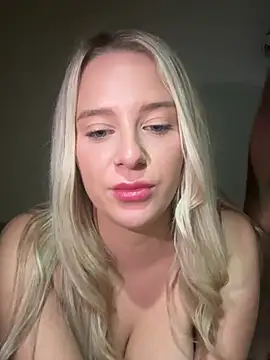 XXX chat uživo modela PiercedNipsandBigCock