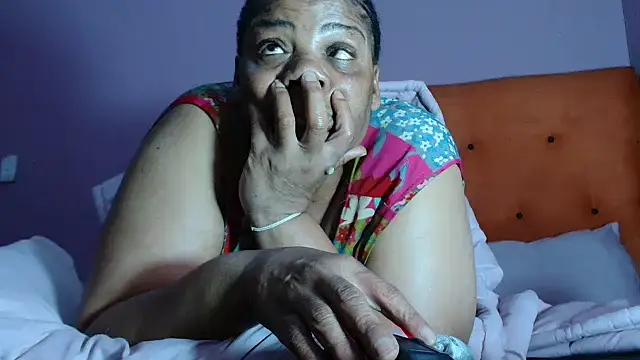 צ'אט XXX בשידור חי של tinagiant