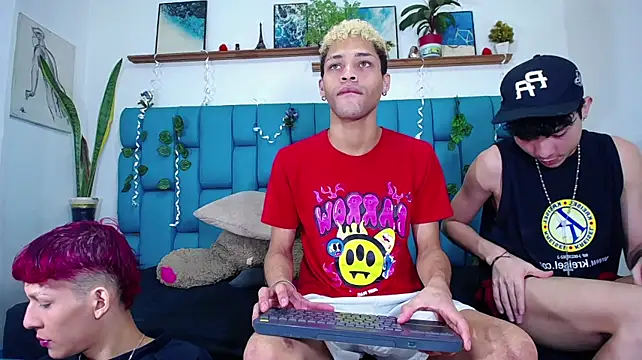 Dirty3someGuys Chat XXX in diretta