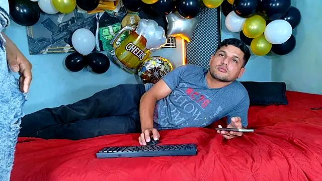 Hornyshow11's Live XXX Chat
