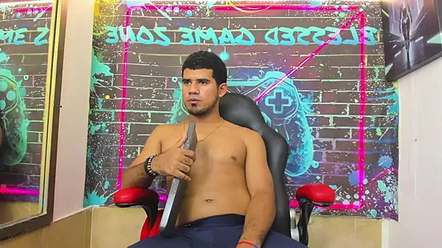 XXX chat uživo modela Latins_on_fire