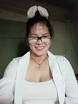 EmthichXyx's Live XXX Chat