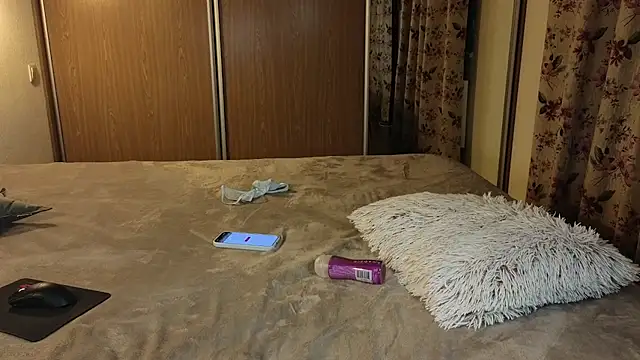 XXX chat uživo modela Tutti_Frutt1s